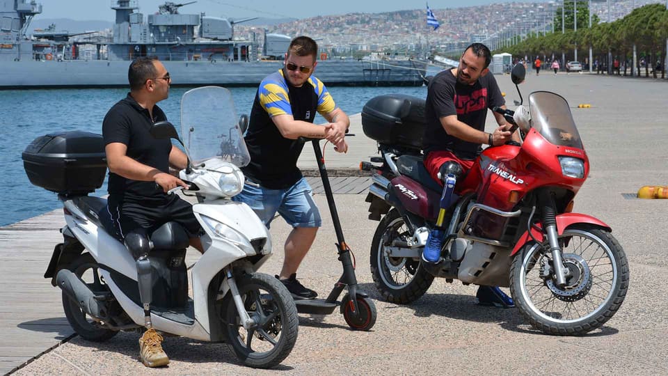 Τρεις άνδρες με τεχνητό πόδι σε μηχανές στην παραλία της Θεσσαλονίκης – προσθετικά μέλη στην καθημερινότητα