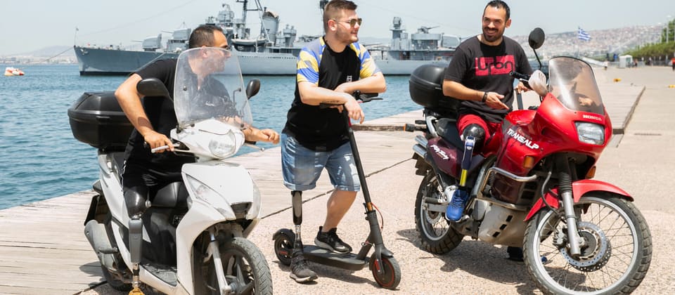 Τρεις χρήστες τεχνητών ποδιών με μηχανάκια στην παραλία της Θεσσαλονίκης – γόνατο Rheo Knee